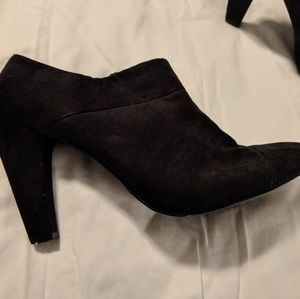 Black soft booties, 7.5